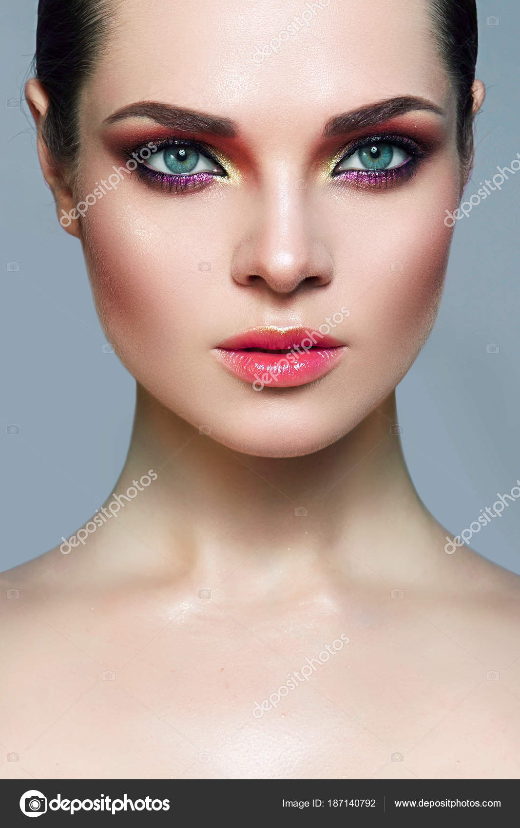 Menina Bonita Bem Tratada Com Maquiagem Brilhante Pele Lisa Estúdio fotos,  imagens de © EkaterinaJurkova #187140792